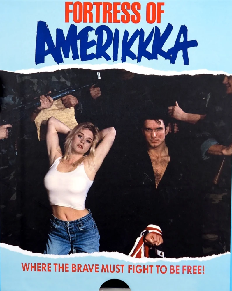 Fortress of Amerikkka - Limited Edition Slipcase (VSA) (Blu-ray) mukana hieno kohokuvioinen Slipcover ja Juliste